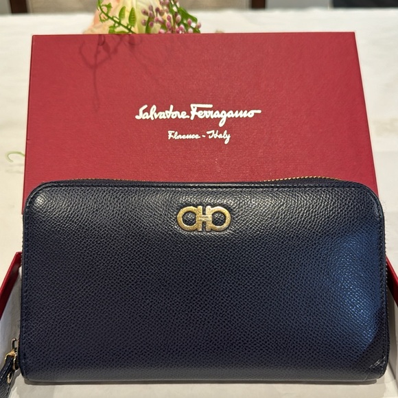 Authentic Salvatore Ferragamo zippy wallet with box - Picture 2 of 12